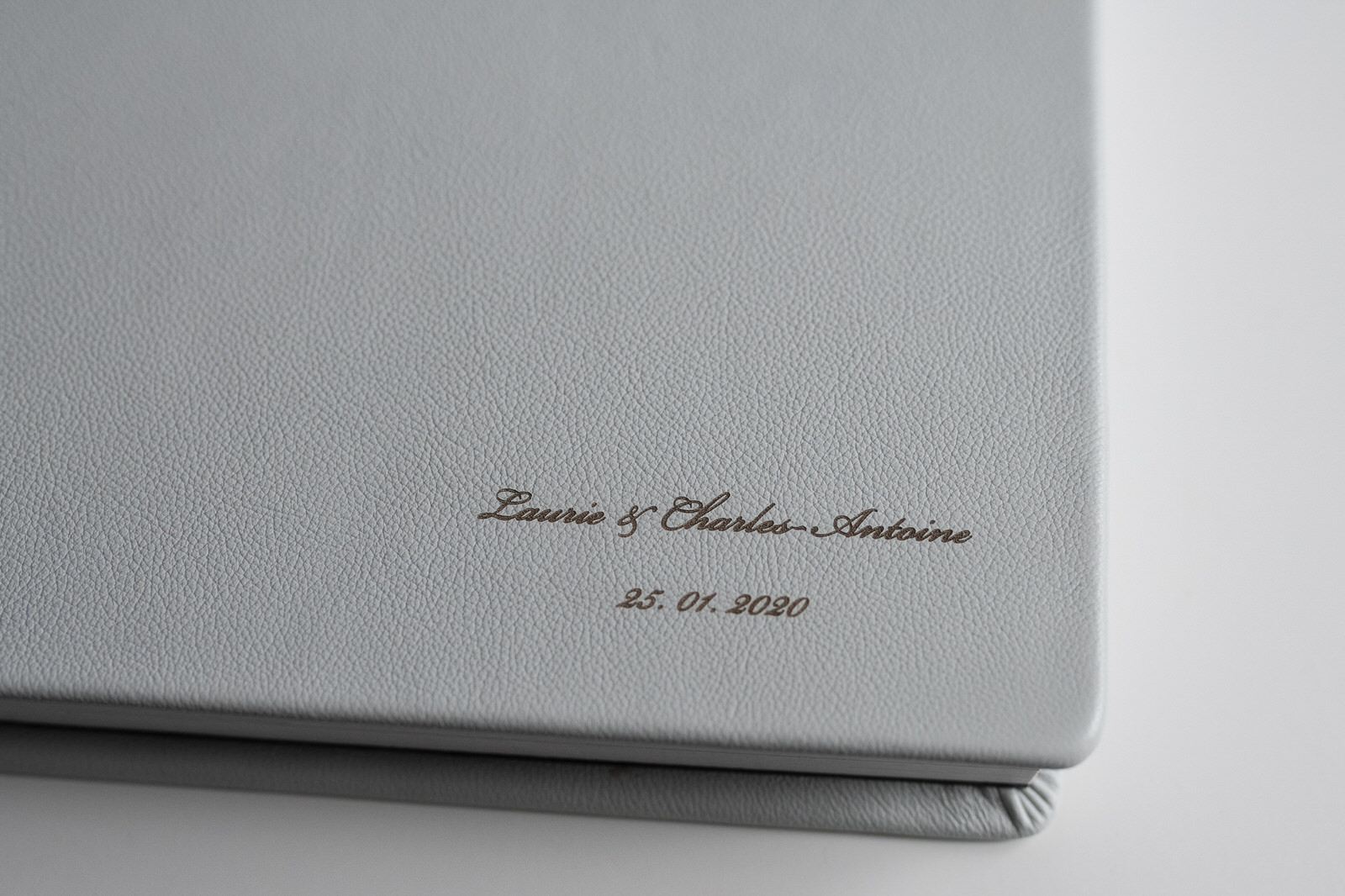 album mariage haut de gamme - reliure plate - cuir et gravure - must photographie