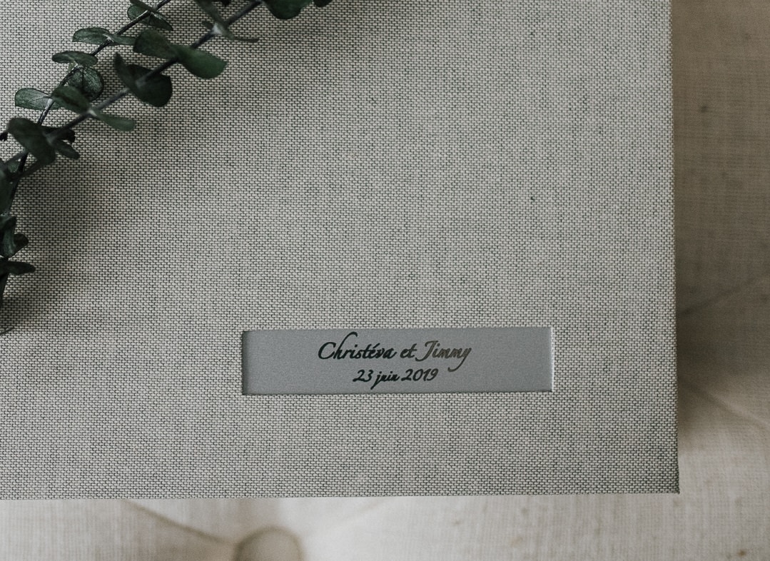 album mariage haute de gamme - reliure plate - lin et gravure - must photographie