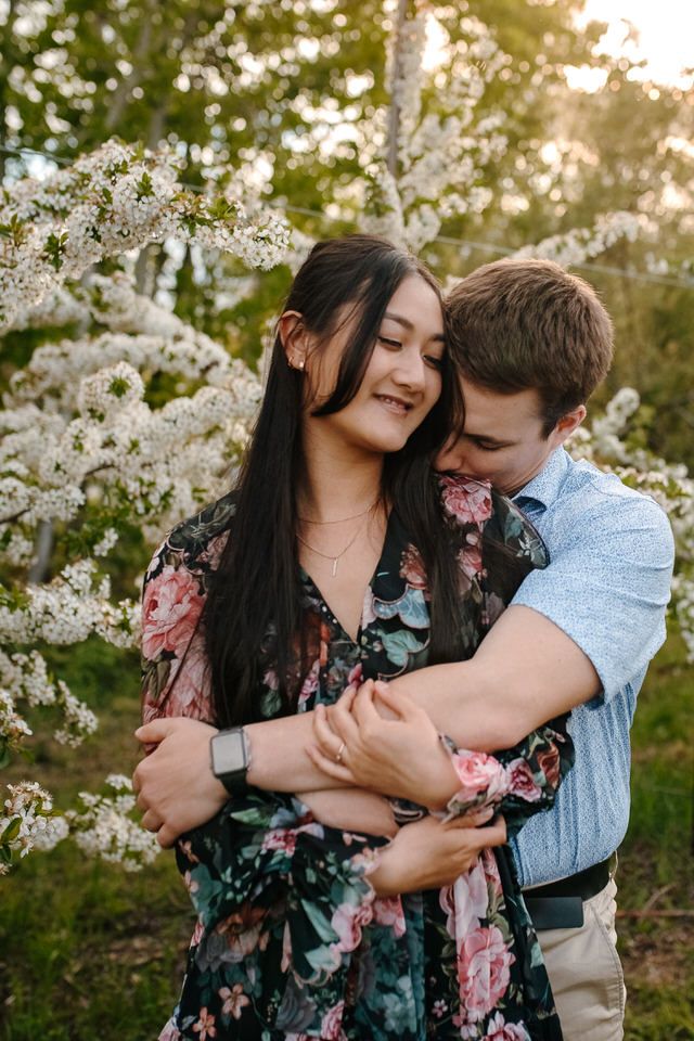 L’attribut alt de cette image est vide, son nom de fichier est must-photographie-seance-photos-fiancailles-photos-couple-photographe-rive-sud-photographe-mariage-verger-flanc-nord-1.jpg.