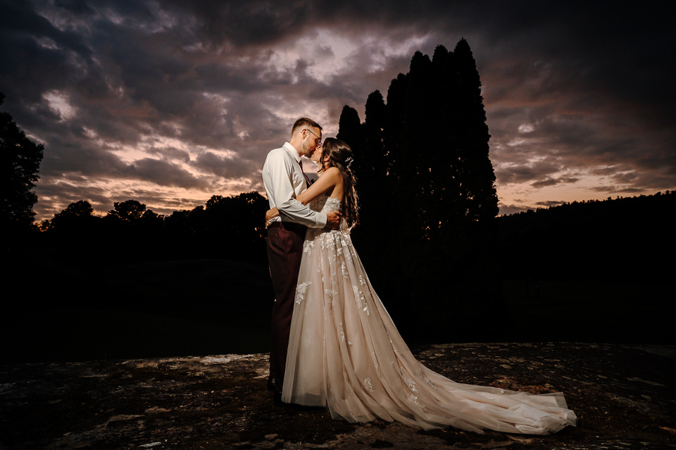 Mariage élégant et romantique au prestigieux Château Montebello. La parfaite Blue Hour ajoute du romantisme à cette journée.
