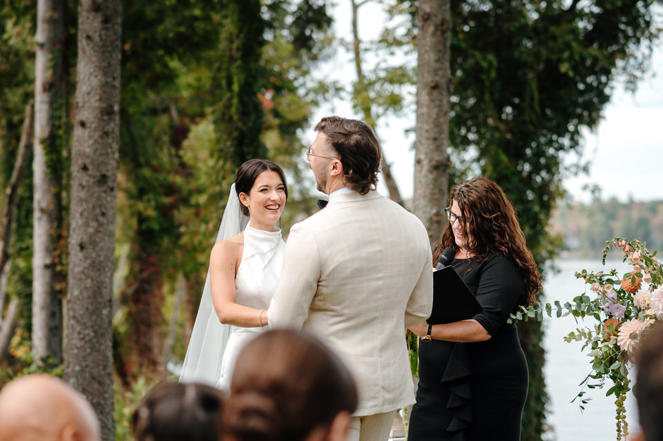Mariage au Ripplecove Hotel & Spa – cérémonie extérieure