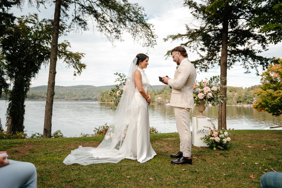 Mariage au Ripplecove Hotel & Spa – cérémonie extérieure