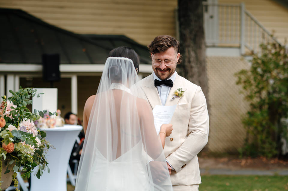 Mariage au Ripplecove Hotel & Spa – cérémonie extérieure