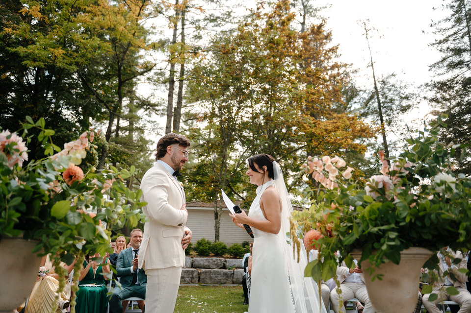 Mariage au Ripplecove Hotel & Spa – cérémonie extérieure