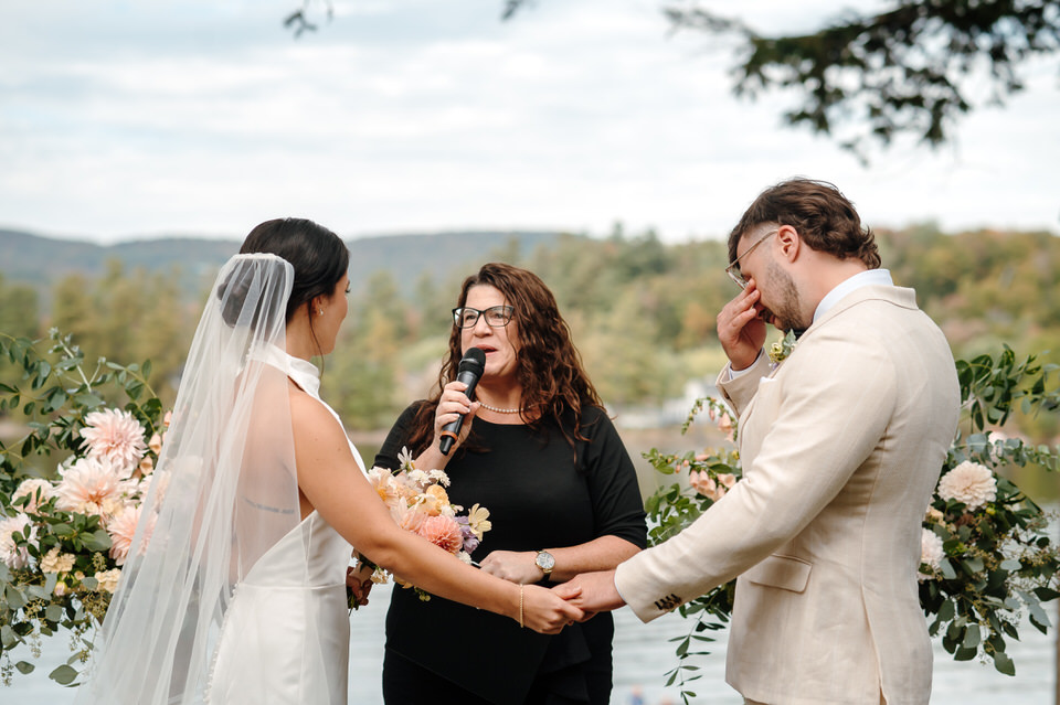 Mariage au Ripplecove Hotel & Spa – cérémonie extérieure