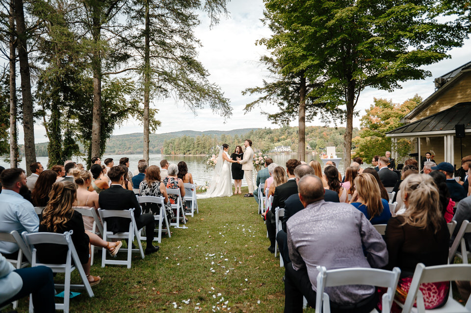 Mariage au Ripplecove Hotel & Spa – cérémonie extérieure