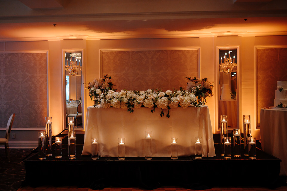 salle de réception mariage Château Vaudreuil table d’honneur décor floral