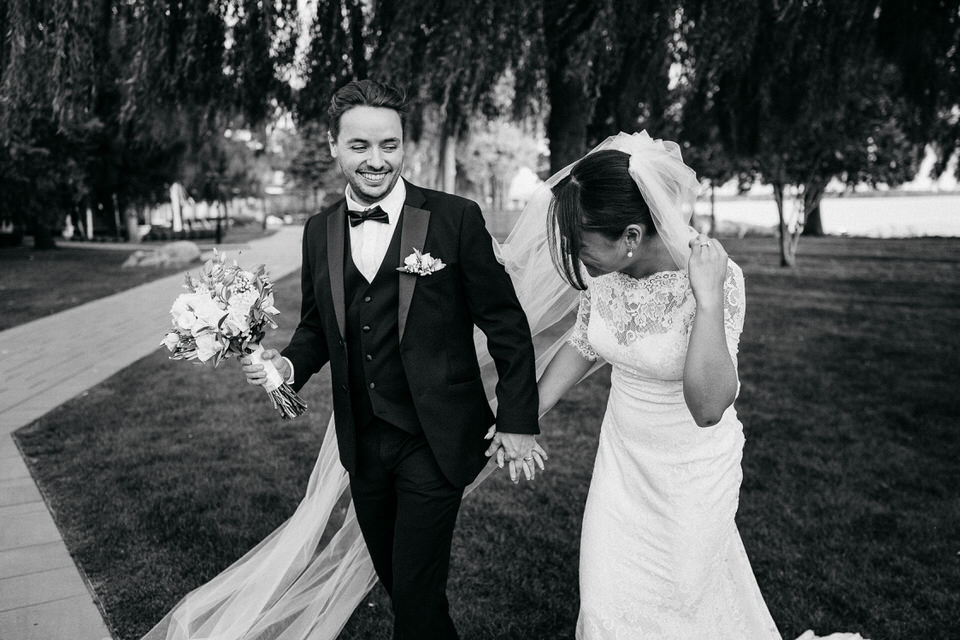 Couple portraits in the gardens of Château Vaudreuil during an elegant autumn wedding