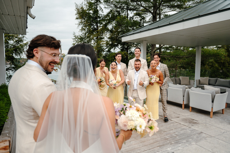 Mariage au Ripplecove Hotel & Spa – first look terrasse