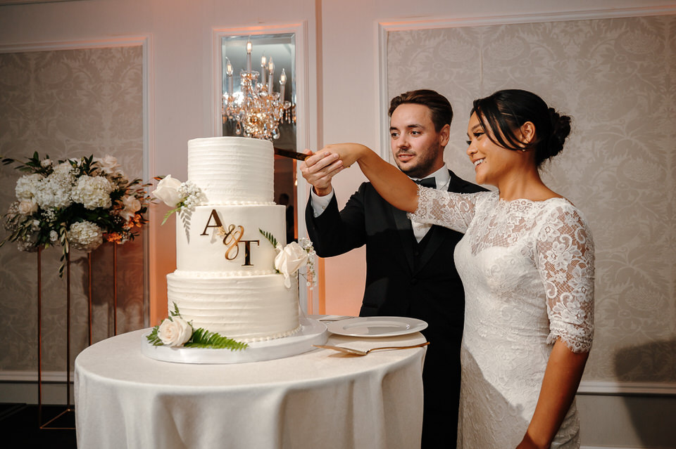coupe du gâteau mariage au château vaudreuil