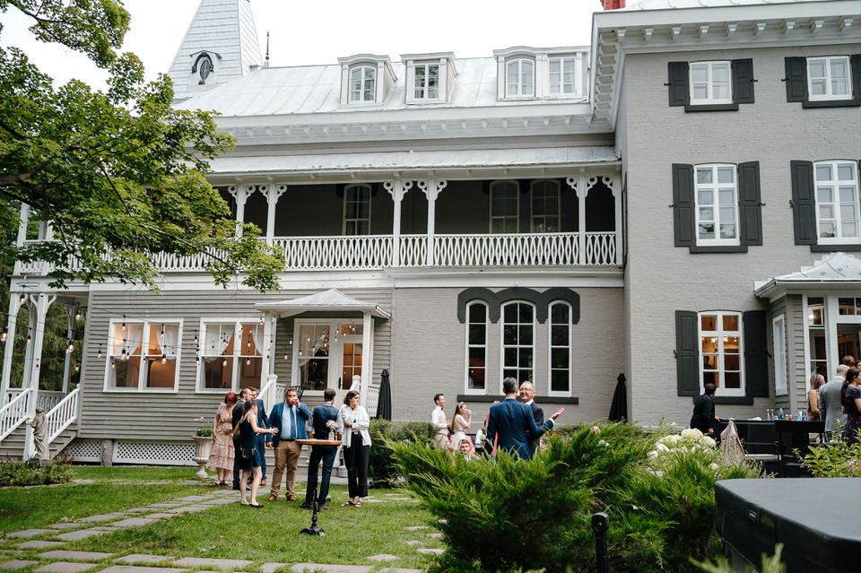 cocktail hour Manoir Maplewood garden wedding