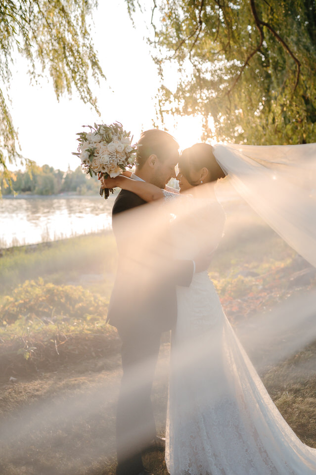 couple mariage au Château Vaudreuil durant la golden hour