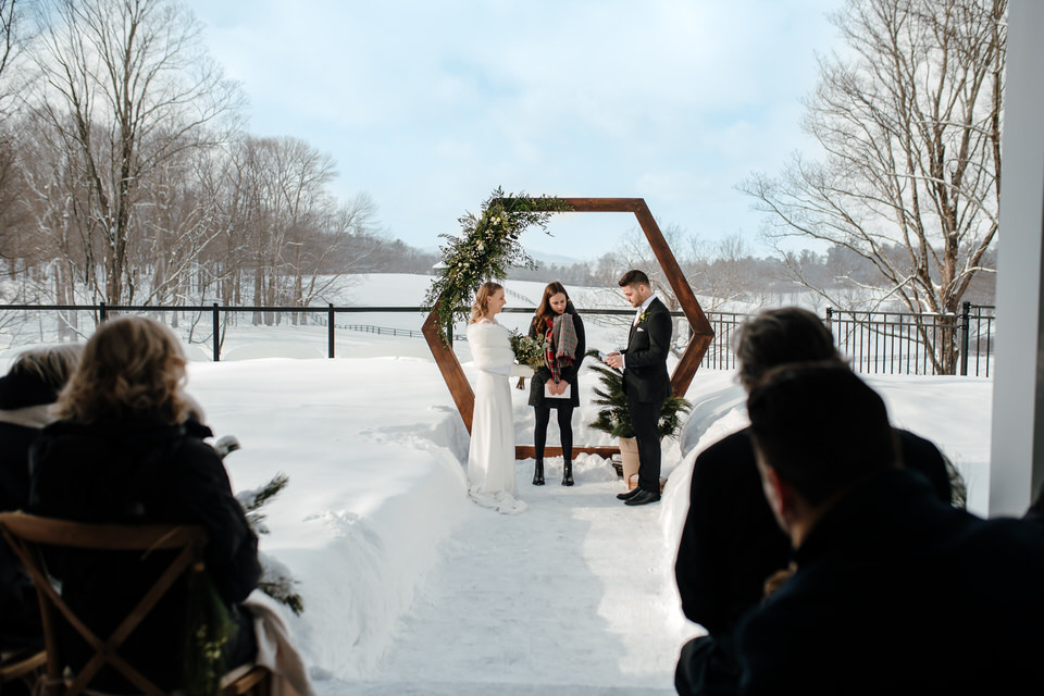 Cérémonie extérieure lors d'un mariage d'hiver à Knowlton en Estrie, Cantons-de-l'Est. Par MUST Photographie